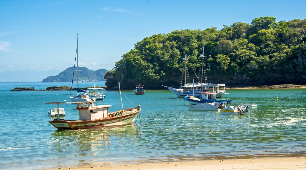 Praia dos Ossos e Igreja de Sant'Anna em Búzios